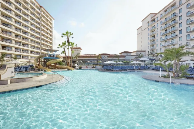 Bilder från hotellet The Waterfront Beach Resort, A Hilton Hotel - nummer 1 av 100