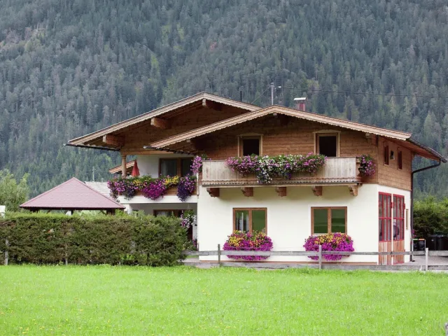 Bilder från hotellet Alluring Apartment With Swimming Pool in Waidring Tyrol - nummer 1 av 37