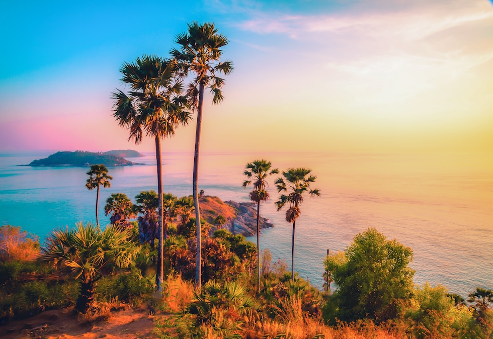 På Phuket finnes både øde strender og reisemål med et yrende folkeliv.