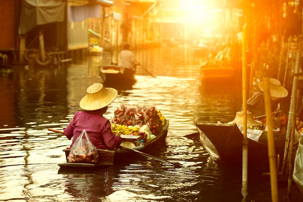 Det tradisjonsrike flytende markedet i Bangkok.