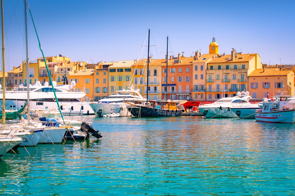 Luksusyachtene ligger tett i marinaen i Saint Tropez
