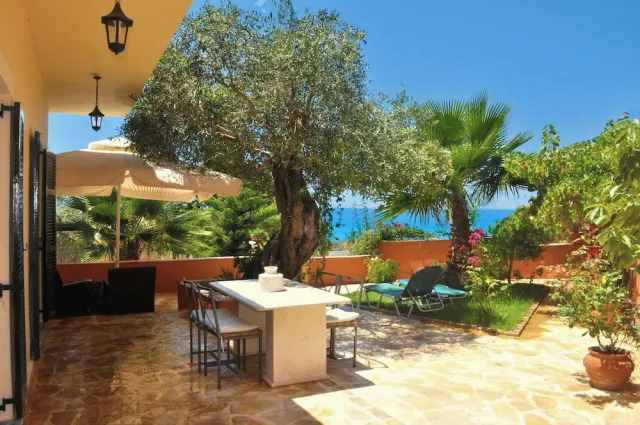 Bilder från hotellet Holiday House Angelos on Agios Gordios Beach - nummer 1 av 27