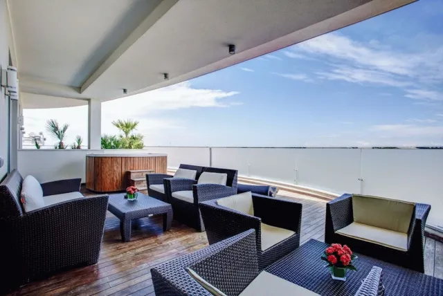 Bilder från hotellet Premier & Suites - nummer 1 av 10