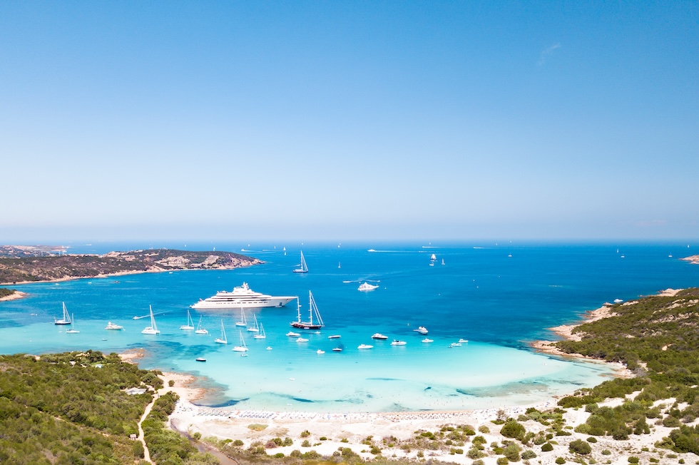 Sardinia har vakre badebukter med hvit sand og lyseblått, gjennomsiktig hav.