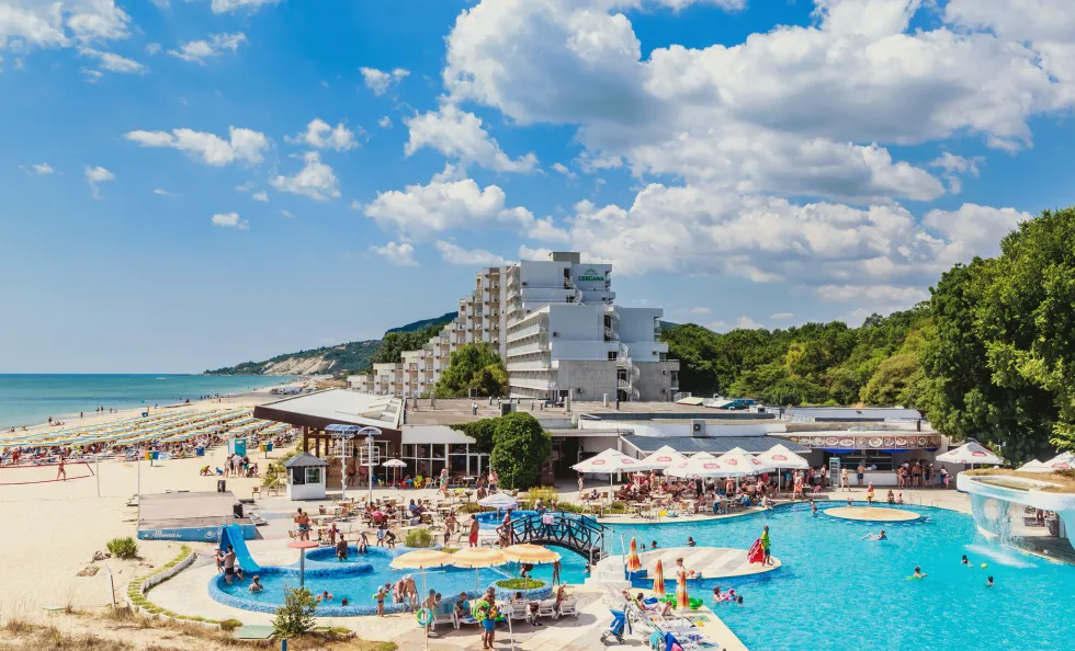 Många hotell ligger precis vid stranden i Albena 