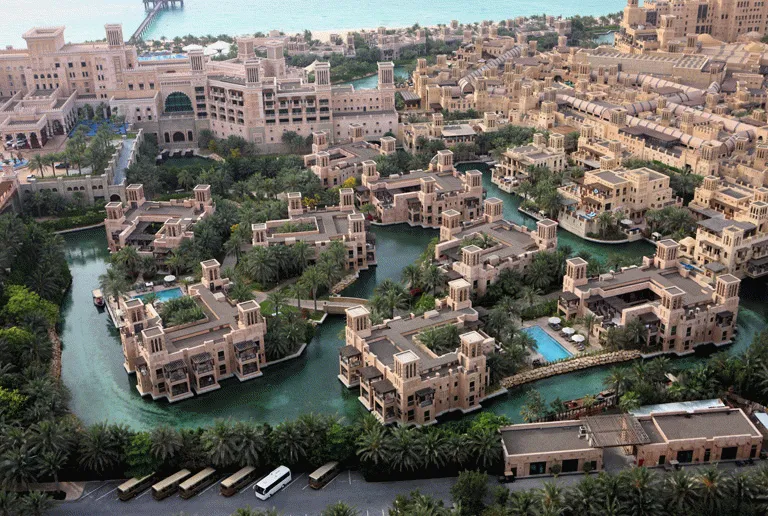 Vid Jumeirah beach ligger enorma Madinat Jumeirah med kanaler och över 40 restauranger 