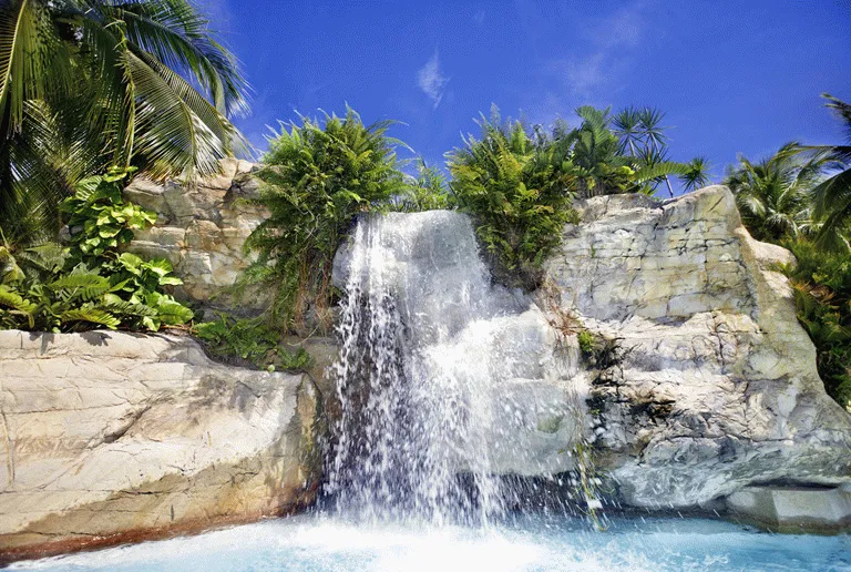 Ta ett svalkande dopp i ett naturligt vattenfall 
