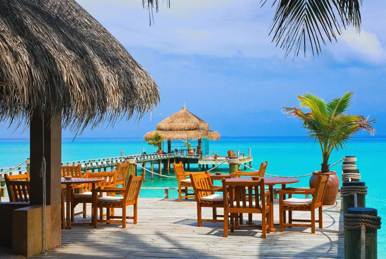 De flesta restaurangerna på Maldiverna har bord både ute och inne 