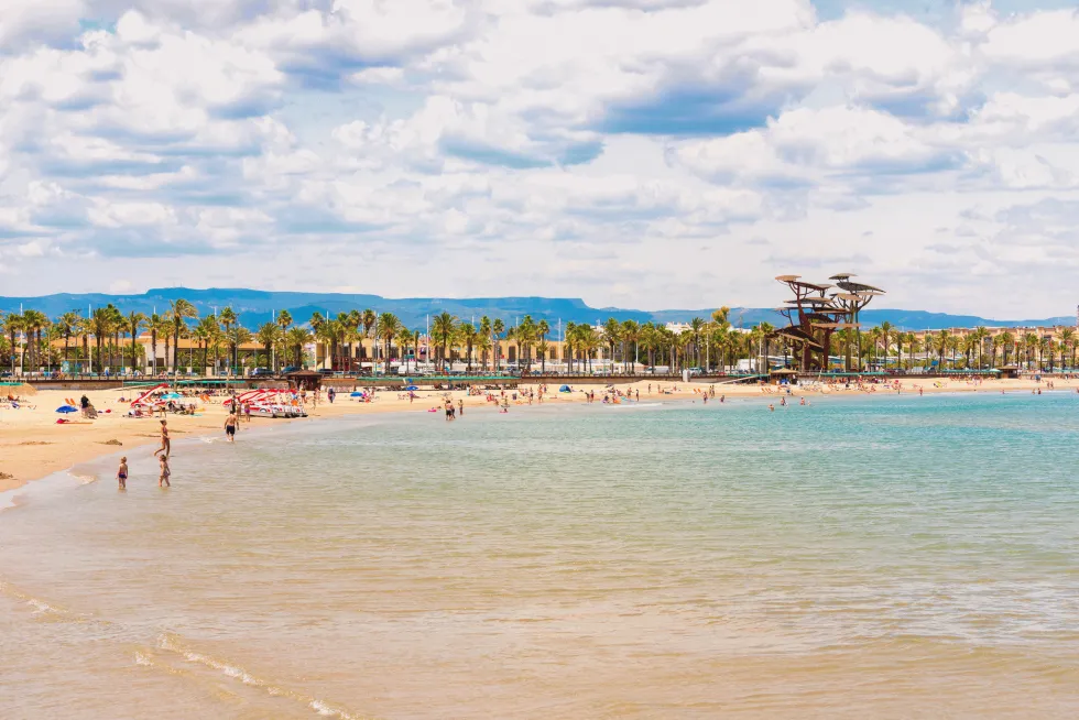 La Pineda är känt för sitt lugna strandliv och spännande vattenpark 