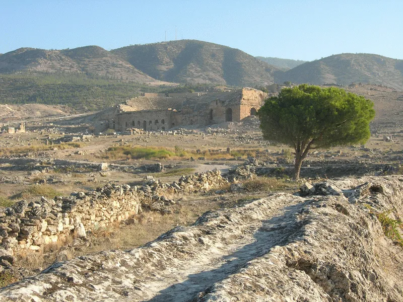 Romarna byggde staden Hierapolis på platån ovanför terasserna 